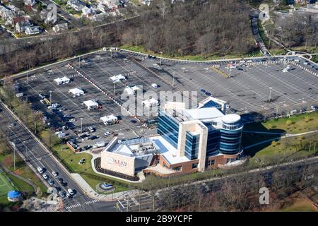 Holmdel, États-Unis. 25 mars 2020. Vue aérienne du site d'essais COVID-19 de l'Université Kean, à Union, N.J., vu d'un hélicoptère Lakota de la Garde nationale du New Jersey, le 24 mars 2020. Photo par SPC. Michael Schwenk/États-Unis Garde nationale de l'armée/crédit UPI: UPI/Alay Live News Banque D'Images