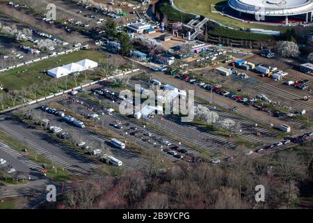 Holmdel, États-Unis. 25 mars 2020. Vue aérienne du site d'essai communautaire COVID-19 du Centre des arts de la Banque PNC à Holmdel, N.J., vu d'un hélicoptère Lakota de la Garde nationale du New Jersey, le 24 mars 2020. Le site de test, établi en partenariat avec l'Agence fédérale de gestion des urgences, est doté du Département de la santé du New Jersey, de la police d'État du New Jersey et de la Garde nationale du New Jersey. Photo par SPC. Michael Schwenk/États-Unis Garde nationale de l'armée/crédit UPI: UPI/Alay Live News Banque D'Images