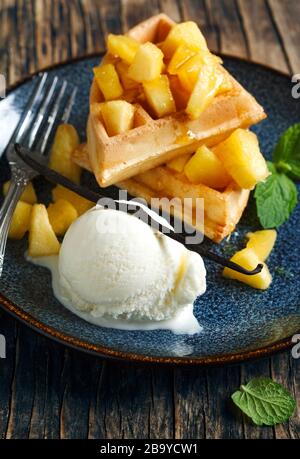 Gaufres Belges avec pommes caramélisées, crème glacée et de miel Banque D'Images
