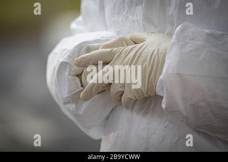 Un technicien médical ajuste ses gants sur un site de test communautaire COVID-19 au Centre des arts de la Banque PNC à Holmdel, N.J., le 23 mars 2020. Le site de test, établi en partenariat avec l'Agence fédérale de gestion des urgences, est doté du Département de la santé du New Jersey, de la police d'État du New Jersey et de la Garde nationale du New Jersey. Photo du Sgt principal. Matt Hecht/États-Unis Garde nationale aérienne/UPI Banque D'Images