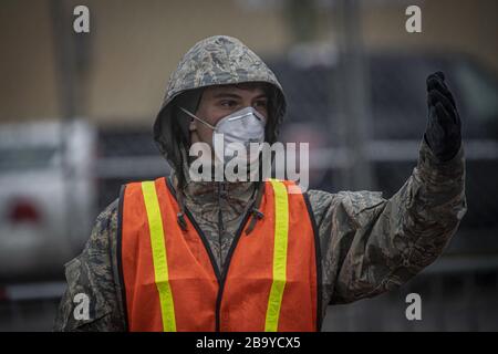 Holmdel, États-Unis. 25 mars 2020. Un Airman de la 108ème Escadre de la Garde aérienne du New Jersey assure le contrôle de la circulation sur un site d'essai communautaire COVID-19 au Centre des arts de la Banque PNC à Holmdel, N.J., le 23 mars 2020. Le site de test, établi en partenariat avec l'Agence fédérale de gestion des urgences, est doté du Département de la santé du New Jersey, de la police d'État du New Jersey et de la Garde nationale du New Jersey. Photo du Sgt principal. Matt Hecht/États-Unis Air National Guard/UPI crédit: UPI/Alay Live News Banque D'Images