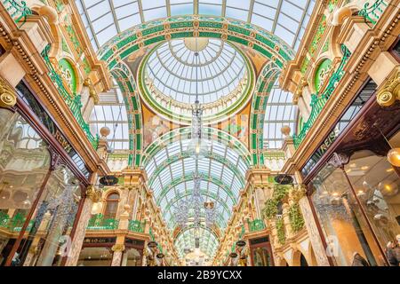 Victoria Leeds, couvert Queen Victoria Street, Victoria Quarter arcade, un quartier commerçant du centre-ville de Leeds, Angleterre, Royaume-Uni. Banque D'Images