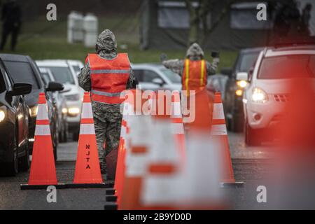 Holmdel, États-Unis. 25 mars 2020. Les Airmen de la 108ème Escadre de la Garde aérienne du New Jersey assurent le contrôle de la circulation sur un site d'essai communautaire COVID-19 au Centre des arts de la Banque PNC à Holmdel, N.J., le 23 mars 2020. Le site de test, établi en partenariat avec l'Agence fédérale de gestion des urgences, est doté du Département de la santé du New Jersey, de la police d'État du New Jersey et de la Garde nationale du New Jersey. Photo du Sgt principal. Matt Hecht/États-Unis Air National Guard/UPI crédit: UPI/Alay Live News Banque D'Images