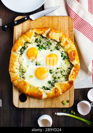 Tarte au riz, aux oignons verts et aux œufs. Galette Banque D'Images