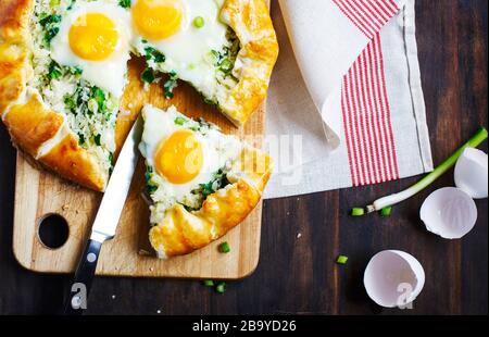 Tarte au riz, aux oignons verts et aux œufs. Galette Banque D'Images