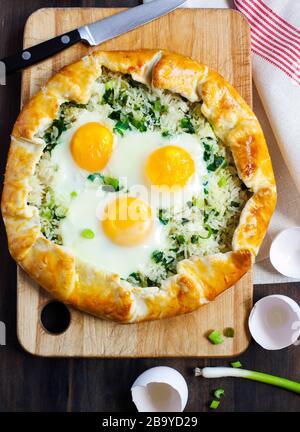 Tarte au riz, aux oignons verts et aux œufs. Galette Banque D'Images