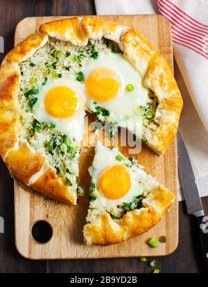 Tarte au riz, aux oignons verts et aux œufs. Galette Banque D'Images