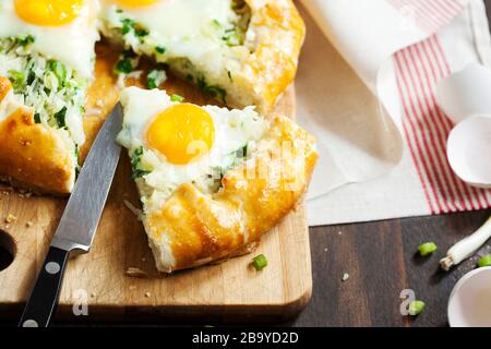 Tarte au riz, aux oignons verts et aux œufs. Galette Banque D'Images