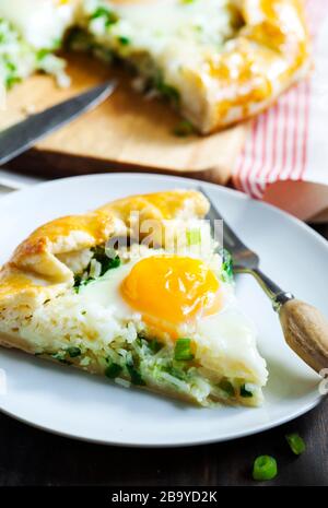 Tarte au riz, aux oignons verts et aux œufs. Galette Banque D'Images