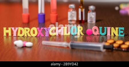 Hydroxychloroquine ou HCQ en lettres colorées sur le tableau utilisé pour le paludisme. Banque D'Images