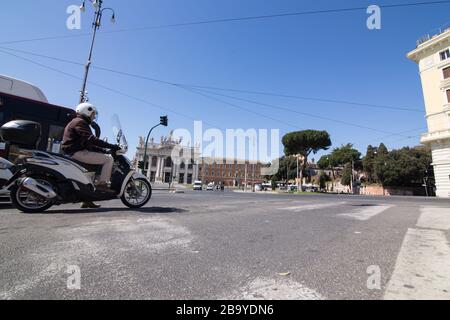 Roma, Italie. 25 mars 2020. Place St John's à Rome avec peu de voitures et peu de personnes, le matin du mercredi 25 mars 2020, pendant la pandémie de Covid-19 (photo de Matteo Nardone/Pacific Press) crédit: Agence de presse du Pacifique/Alay Live News Banque D'Images