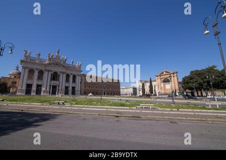 Roma, Italie. 25 mars 2020. Place St John's à Rome avec peu de voitures et peu de personnes, le matin du mercredi 25 mars 2020, pendant la pandémie de Covid-19 (photo de Matteo Nardone/Pacific Press) crédit: Agence de presse du Pacifique/Alay Live News Banque D'Images