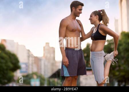 Couple jeune s'étirant avant un entraînement. Banque D'Images