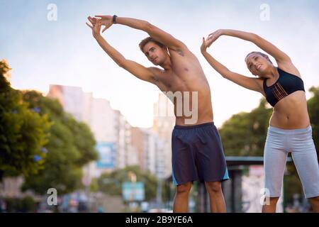 Couple jeune s'étirant avant un entraînement. Banque D'Images