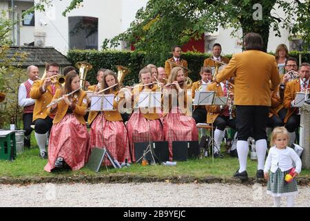 Mattsee, Autriche - 22 septembre 2019 : un groupe de cuivres en costumes traditionnels se produit lors d'un festival de pays. Europe centrale. Banque D'Images