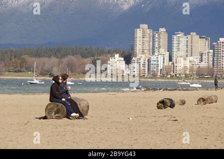 Vancouver, Canada - 29,2020 février : les gens sont assis à la plage de Kitsilano pendant la journée ensoleillée à Vancouver Banque D'Images