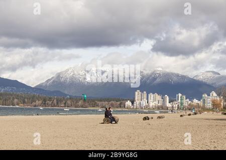 Vancouver, Canada - 29,2020 février : les gens sont assis à la plage de Kitsilano pendant la journée ensoleillée à Vancouver Banque D'Images