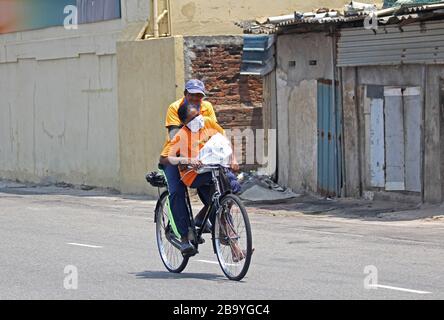 Colombo, province occidentale, Sri Lanka. 25 mars 2020. Le nettoyeur de rue fait du vélo dans une rue vide après que les autorités ont annoncé un couvre-feu dans le pays comme mesure préventive contre la propagation du nouveau coronavirus COVID-19, dans la capitale Colombo le 25 mars 2020. Crédit: Pradeep Dambarage/ZUMA Wire/Alay Live News Banque D'Images