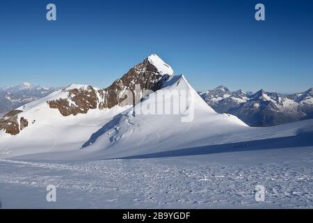 Vue panoramique sur la crête orientale du pic de Lyskamm, depuis le glacier Lys, le groupe Monte Rosa, Alpes Italie Banque D'Images