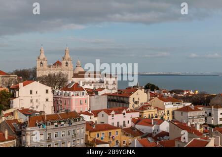 Vue panoramique sur les toits rouges de Lisbonne, Portugal. Banque D'Images