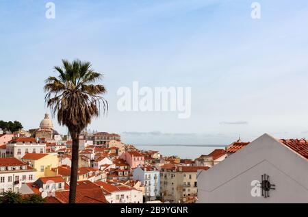 Vue panoramique sur les toits rouges de Lisbonne, Portugal. Banque D'Images