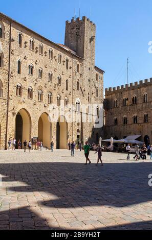 Centre historique, Palais Pretorio et Tour Torre del Porcellino, Volterra, Toscane, Italie, Europe Banque D'Images