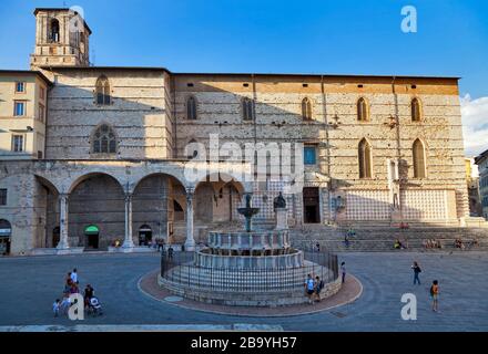 Place Piazza IV Novembre, fontaine Fontana Maggiore, Palais Palazzo dei Priori et rue Corso Vannucci, centre historique, Pérouse, Ombrie, Italie, Banque D'Images