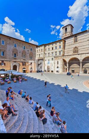 Place Piazza IV Novembre, fontaine Fontana Maggiore, Palais Palazzo dei Priori, Pérouse, Ombrie, Italie, Europe Banque D'Images