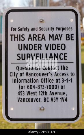 Vancouver, Canada - février 29,2020: Vue du panneau « la région peut être sous surveillance vidéo » dans le parc Vanier, près du Musée maritime de Vancouver Banque D'Images