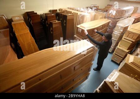 Declan Harley, d'Anderson Maguire Funeral Directors, vérifie les cercueils vides dans la salle de stockage de leurs bureaux à Glasgow. Les directeurs funéraires de la plus grande ville d'Écosse sont confrontés à un arriéré et sur le point de sortir de l'espace mortuaire, a dit le chef d'une entreprise familiale. Les funérailles ne peuvent avoir lieu tant que les décès n'ont pas été enregistrés et que les nominations en face à face dans les bureaux de registre ne sont pas disponibles à la suite des directives sur le coronavirus. Banque D'Images