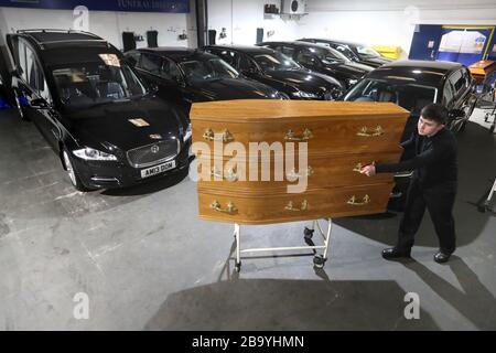 Declan Harley, d'Anderson Maguire Funeral Directors, déplace des cercueils vides dans leurs bureaux de Glasgow. Les directeurs funéraires de la plus grande ville d'Écosse sont confrontés à un arriéré et sur le point de sortir de l'espace mortuaire, a dit le chef d'une entreprise familiale. Les funérailles ne peuvent avoir lieu tant que les décès n'ont pas été enregistrés et que les nominations en face à face dans les bureaux de registre ne sont pas disponibles à la suite des directives sur le coronavirus. Banque D'Images