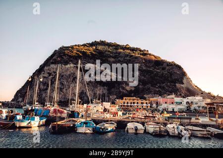 Village Sant'Angelo, Ile d'Ischia, Campanie, Italie, Europe Banque D'Images