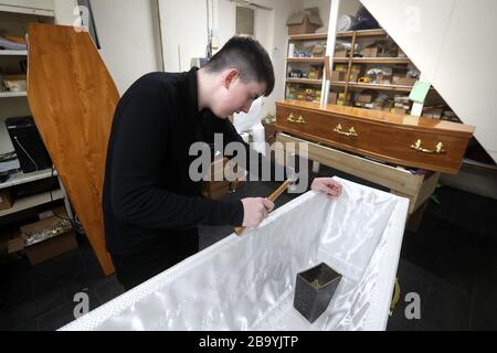 Declan Harley, d'Anderson Maguire Funeral Directors, fournit un cercueil à leurs bureaux de Glasgow. Les directeurs funéraires de la plus grande ville d'Écosse sont confrontés à un arriéré et sur le point de sortir de l'espace mortuaire, a dit le chef d'une entreprise familiale. Le Premier ministre Boris Johnson a mis le Royaume-Uni en place pour aider à freiner la propagation du coronavirus. Banque D'Images