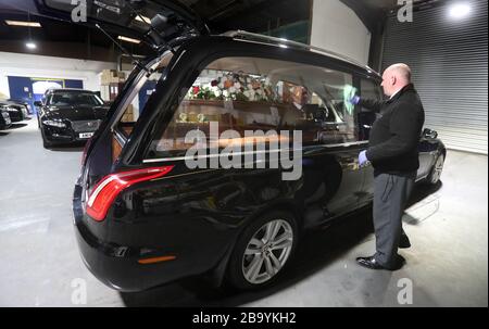 Christopher Bradley, d'Anderson Maguire Funeral Directors, polit un cœur à leurs bureaux de Glasgow. Les directeurs funéraires de la plus grande ville d'Écosse sont confrontés à un arriéré et sur le point de sortir de l'espace mortuaire, a dit le chef d'une entreprise familiale. Le Premier ministre Boris Johnson a mis le Royaume-Uni en place pour aider à freiner la propagation du coronavirus. Banque D'Images