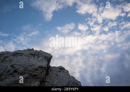 Crête de calcaire avec nuages de fond. Parc naturel des ports d'Els. Catalogne. Espagne. Banque D'Images