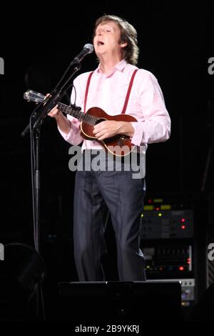 PAUL MCCARTNEY JOUANT HIER AU CENTRE DE WACHOVIA À PHILADELPHIE, PENNSYLVANIE 8-14-2010 PHOTO MICHAEL BRITO Banque D'Images
