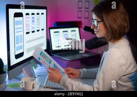 Interface d'application mobile de conception Web. Développeur d'applications pour smartphone. Expérience utilisateur. Banque D'Images