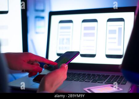 Interface d'application mobile de conception Web. Développeur d'applications pour smartphone. Expérience utilisateur. Banque D'Images
