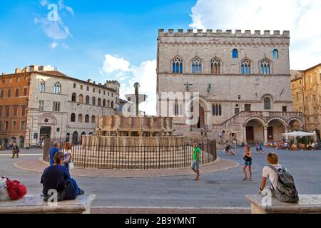 Piazza IV Novembre, fontaine Fontana Maggiore, palais Palazzo dei Priori et rue Corso Vannucci, centre historique, Pérouse, Ombrie, Italie, Europe Banque D'Images