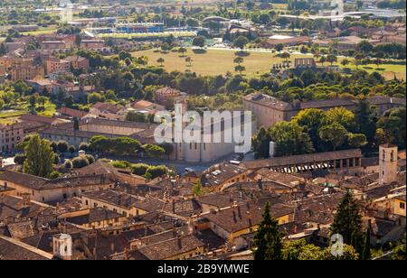 Gubbio paysage et église San Francesco, Gubbio, Ombrie, Italie, Europe Banque D'Images