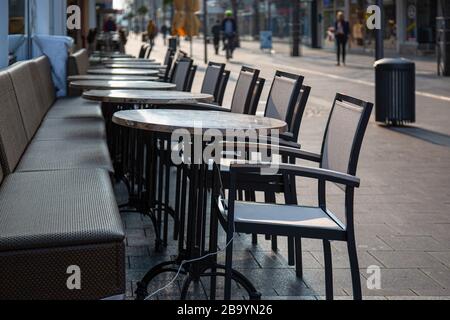 Neuwied, Allemagne - 20 mars 2020: Tables et chaises devant un magasin fermé dans le centre ville de Neuwied basé sur la pandémie de Corona Banque D'Images