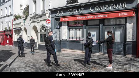 UN MAINTIEN PARISIEN À MONTMARTRE Banque D'Images