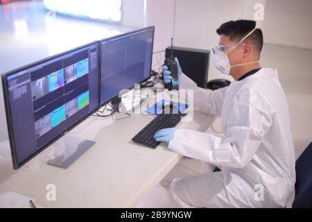 Les membres de la Garde nationale de Porto Rico se préparent à filtrer les passagers arrivant pour le COVID-19, coronavirus à l'aéroport international de San Juan le 24 mars 2020 à San Juan, Porto Rico. Banque D'Images