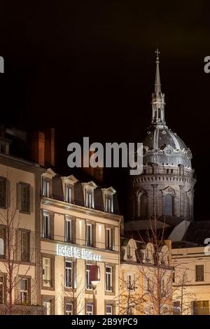 Vue nocturne sur le dôme de l'église Saint Pierre des mineurs à Clermont Ferrand en France, sur la place de Jaude et l'hôtel le Lion Banque D'Images