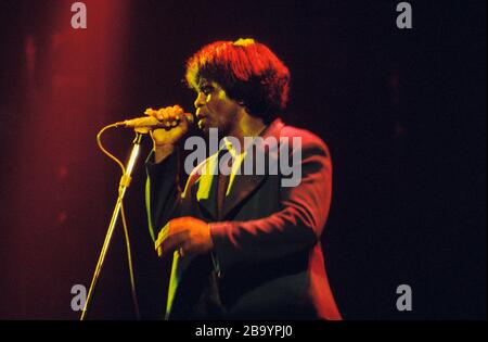 James Brown le Dieu Père de l'âme se présentant sur scène Rainbow Theatre Londres 1973 Banque D'Images