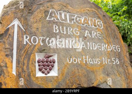 Panneau indiquant l'accès à la route des vins rouges d'Altenahr, partie des montagnes de l'Eifel, Allemagne Banque D'Images