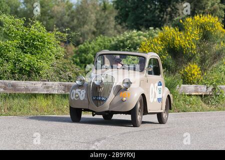 PESARO COLLE SAN BARTOLO , ITALIE - 17 MAI 2018 : FIAT 500 B 'TOPOLINO' 1948 sur une vieille voiture de course en rallye Mille Miglia 2018 le célèbre histo italien Banque D'Images