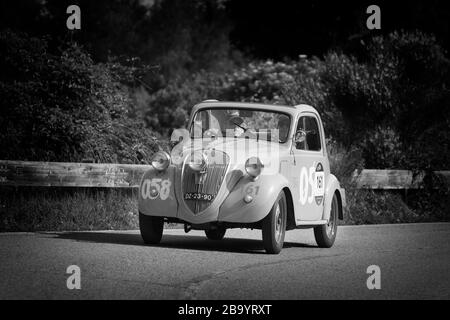 PESARO COLLE SAN BARTOLO , ITALIE - 17 MAI 2018 : FIAT 500 B 'TOPOLINO' 1948 sur une vieille voiture de course en rallye Mille Miglia 2018 le célèbre histo italien Banque D'Images