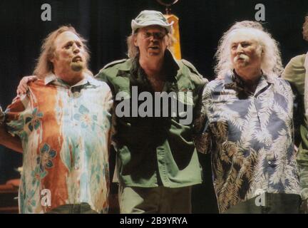 CROSBY ALAMBICS NASH ET JEUNE EN CONCERT, JONES BEACH THEATRE, LONG ISLAND, NEW YORK 08-23-2006 PHOTO DE MICHAEL BRITO STEPHEN ALAMBICS NEIL YOUNG DAVID CROSBY Banque D'Images