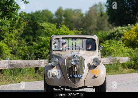 PESARO COLLE SAN BARTOLO , ITALIE - 17 MAI 2018 : FIAT 500 B 'TOPOLINO' 1948 sur une vieille voiture de course en rallye Mille Miglia 2018 le célèbre histo italien Banque D'Images